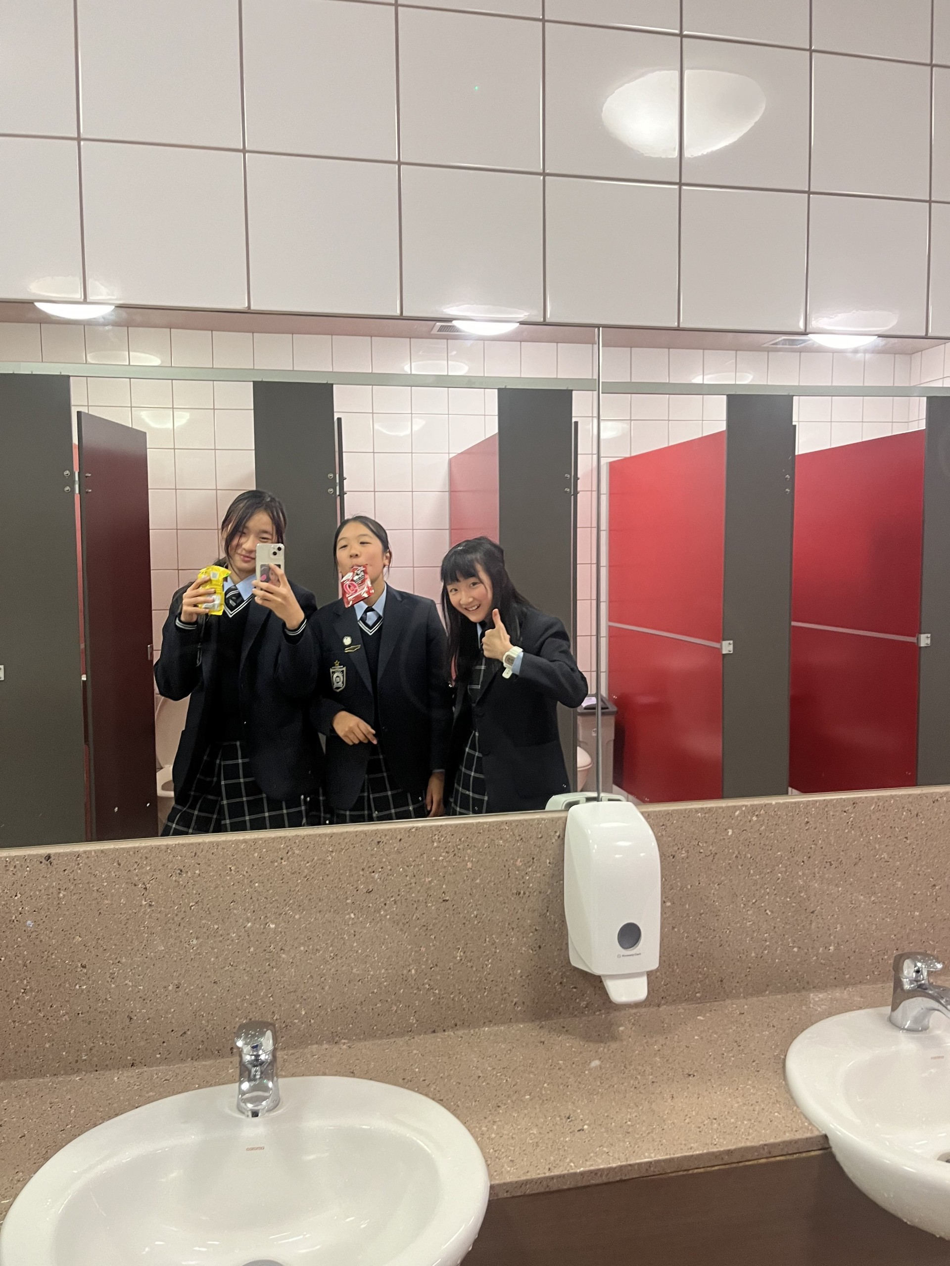 yuhthetoilettrio.jpg